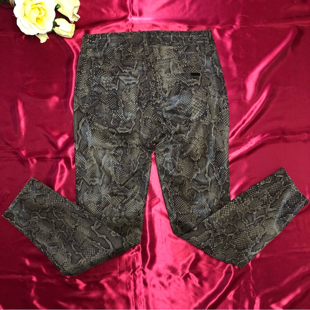 ⭐️NEW⭐️White House Black Market (WHBM) Python Print Coated Skinny Ankle Pant - Picture 4 of 7